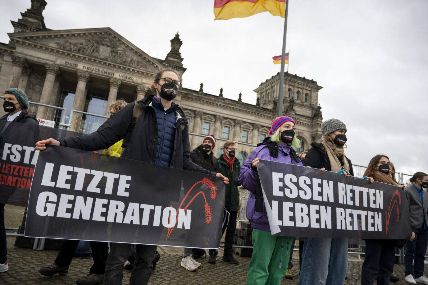 Die Klimaradikalen der „Letzten Generation“ demonstrieren im Frühjahr 2022 vor dem Bundestag Nun haben sie im Bundestag Feueralarm ausgelöst