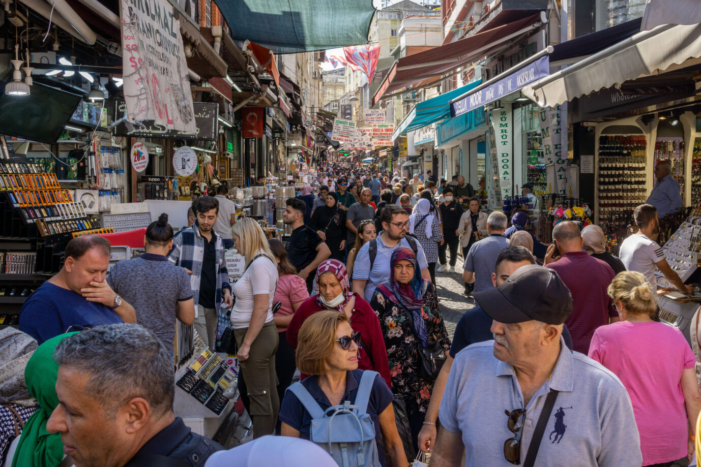 Menschen drängen sich dicht auf einem Markt in Istanbul
