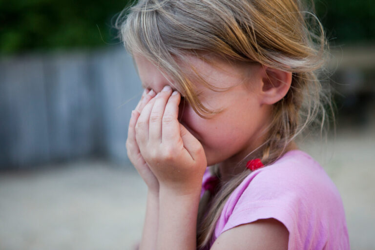 Mädchen weint: Das vermeintliche „Pausieren“ der Pubertät durch Pubertätsblockerist ein massiver Eingriff in die kognitive und psychische Entwicklung der Heranwachsenden