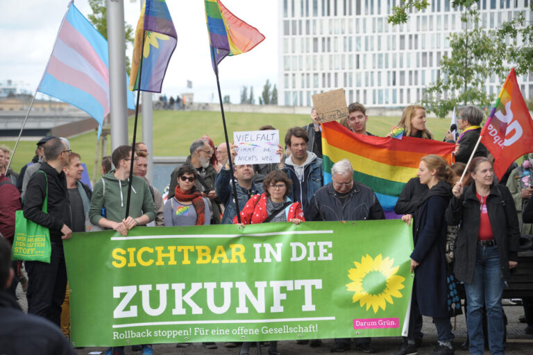 Grünen-Anhänger demonstrieren für die "Regenbogenfamilie" (Archivbild)
