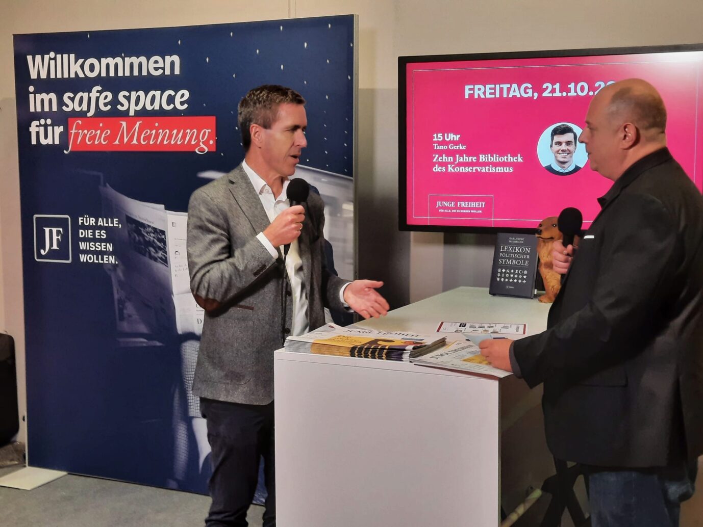 JF-Chefredakteur Dieter Stein im Gespräch mit dem Regisseur von JF-TV, Marco Pino, über woken Wahnsinn auf der Buchmesse