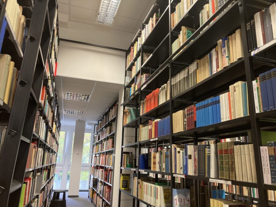 Hohe Bücherregale in der Bibliothek des Konservatismus in Berlin