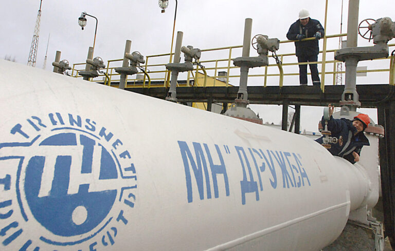 Zwei Arbeiter hantieren an der von Rußland nach Europa führenden Druschba-Pipeline
