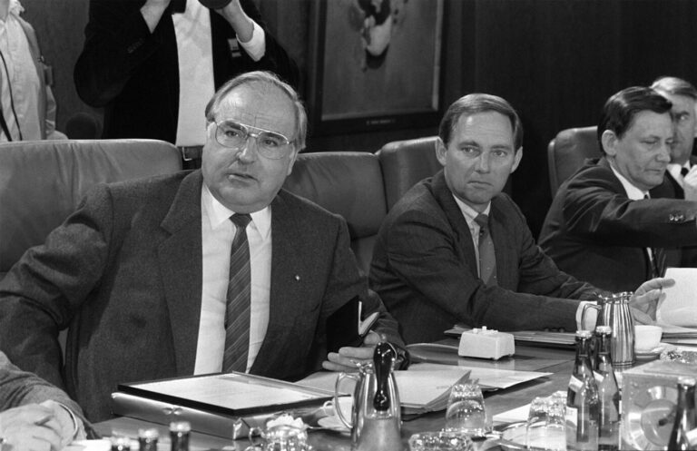 Helmut Kohl (CDU) sitzt neben dem jungen Wolfgang Schäuble (CDU) am Kabinettstisch