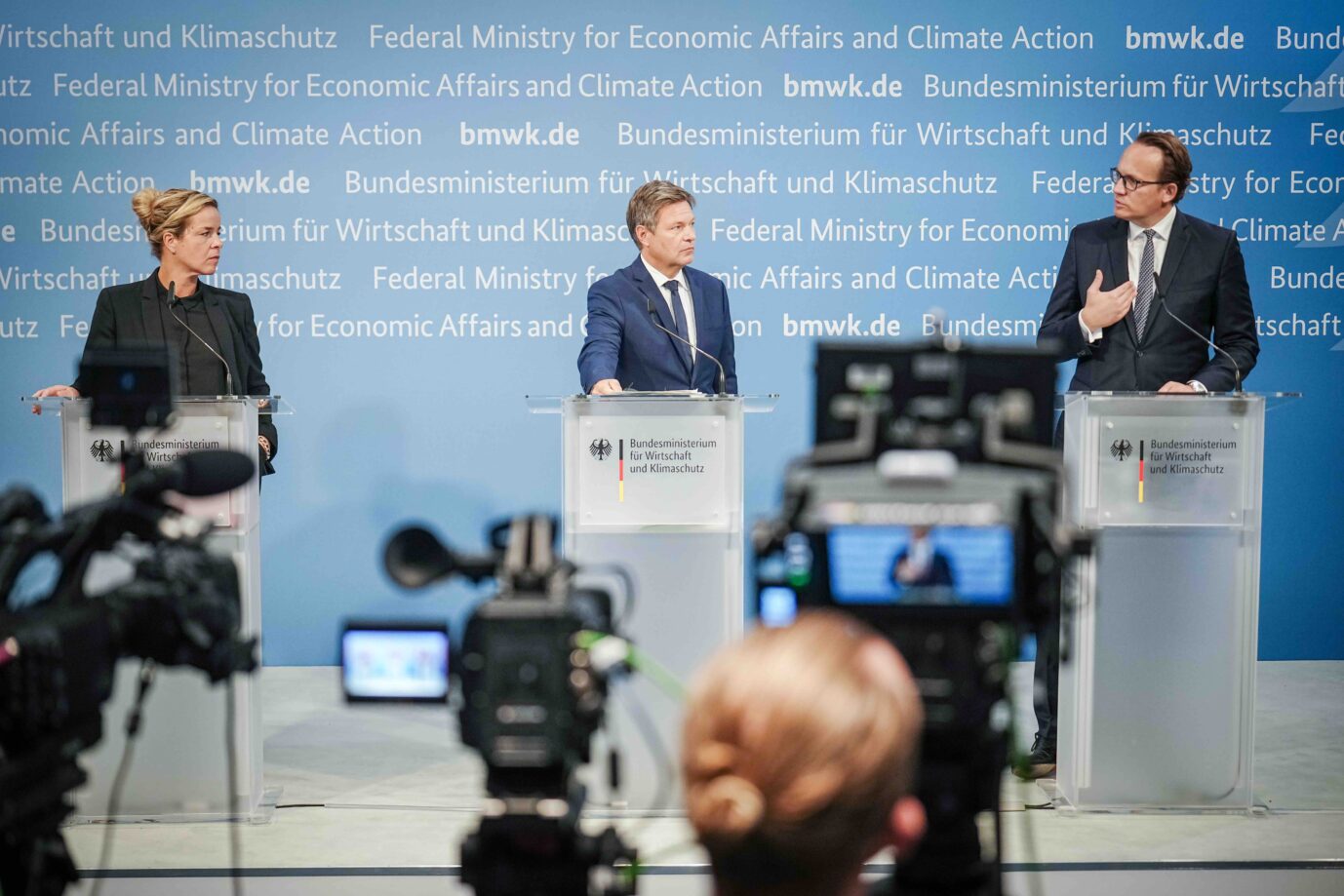 RWE-Chef Markus Krebber begründet im Beisein von Bundeswirtschaftsminister Robert Habeck und NRW-Wirtschaftsministerin Mona Neubauer (beide Grüne) den Kohleausstieg 2030