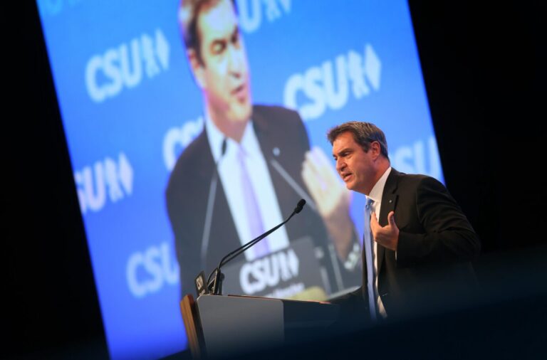 Der bayerische Ministerpäsident Markus Söder, CSU-Vorsitzender und bayerischer Ministerpräsident spricht beim CSU-Parteitag in Augsburg und stellt ein Ende der Corona-Pandemie fest. 28. Oktober 2022.