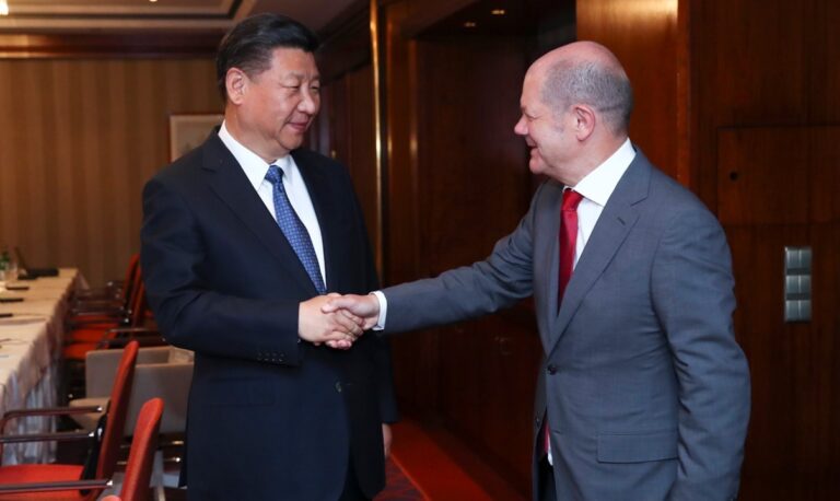 Hamburger Hafen: Olaf Scholz pflegte schon als Hamburger Bürgermeister intensive Kontakte nach China. Hier ein Bild von seinem Treffen mit Staatschef Xi Jinping aus 2017.