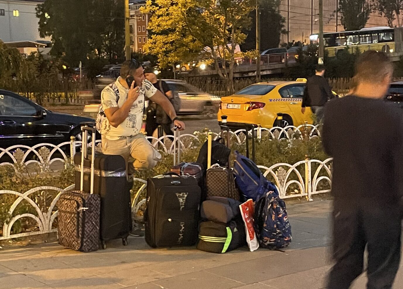 Mann in Aksaray mit Koffern