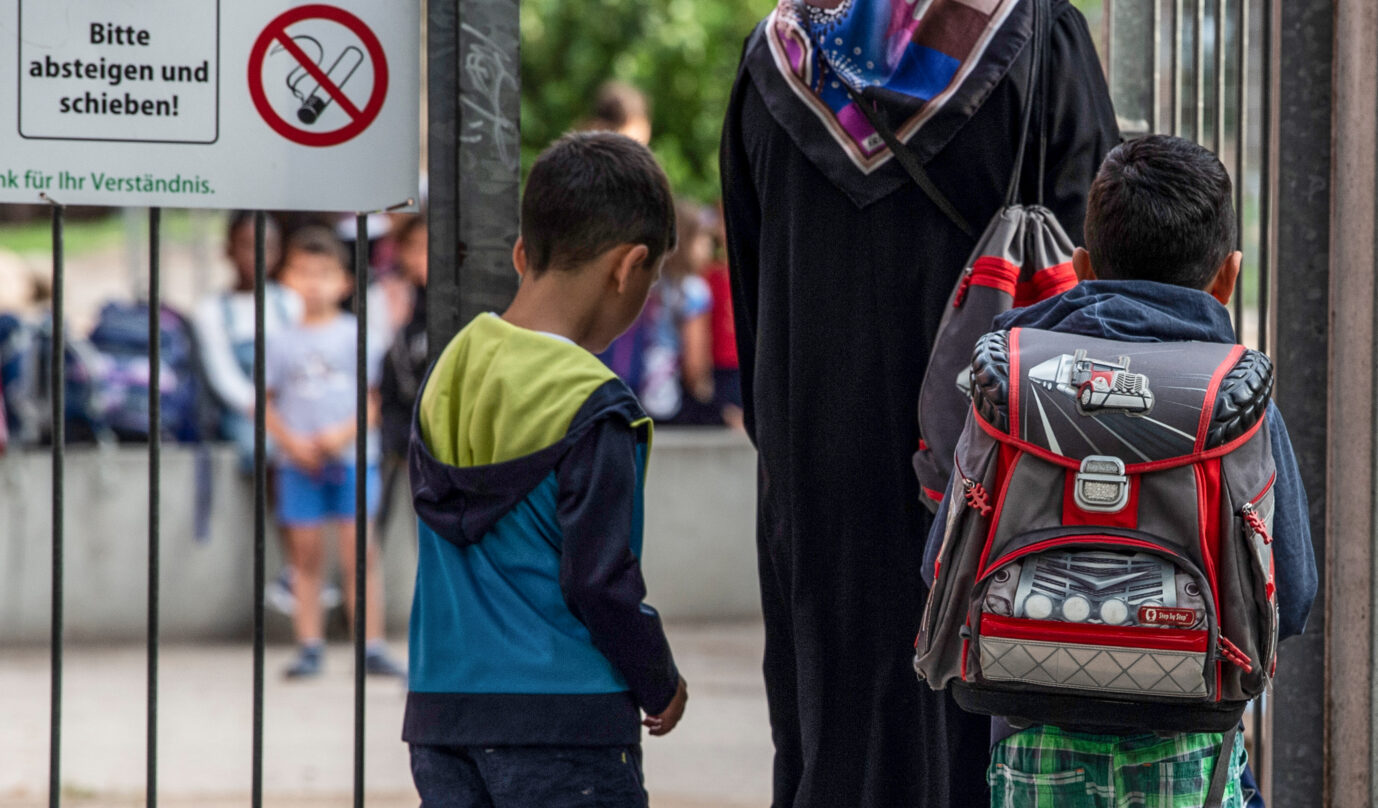 Mutter bringt Kinder zur Schule: Deutschland schneidet bei einem internationalen Bildungsvergleich schlecht ab, ein Grund dafür könnte Migration sein