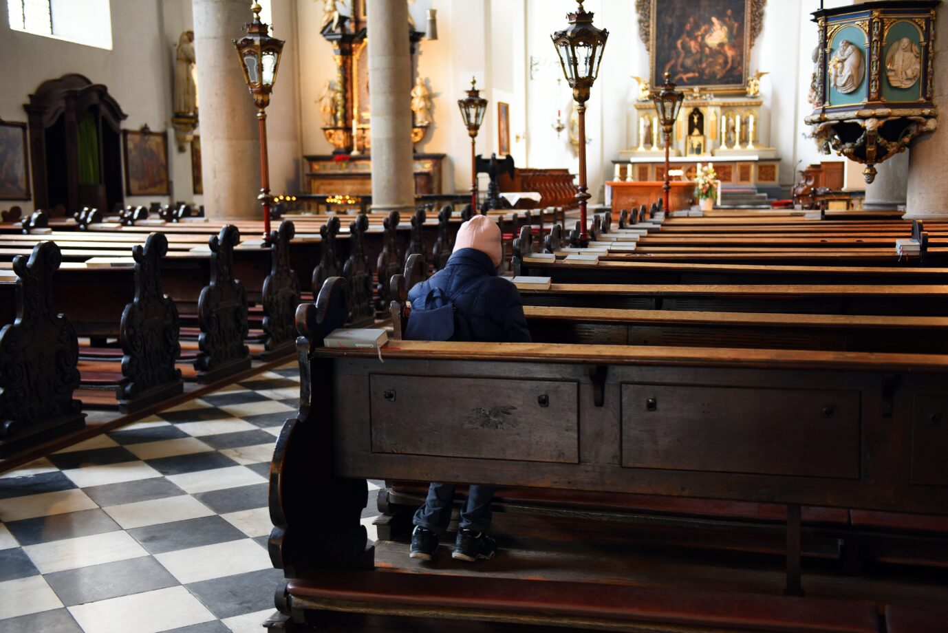 Eine einzelne Frau in einer katholischen Kirche: Die Zahl der Kirchenaustritte liegt bei einem Rekordhoch