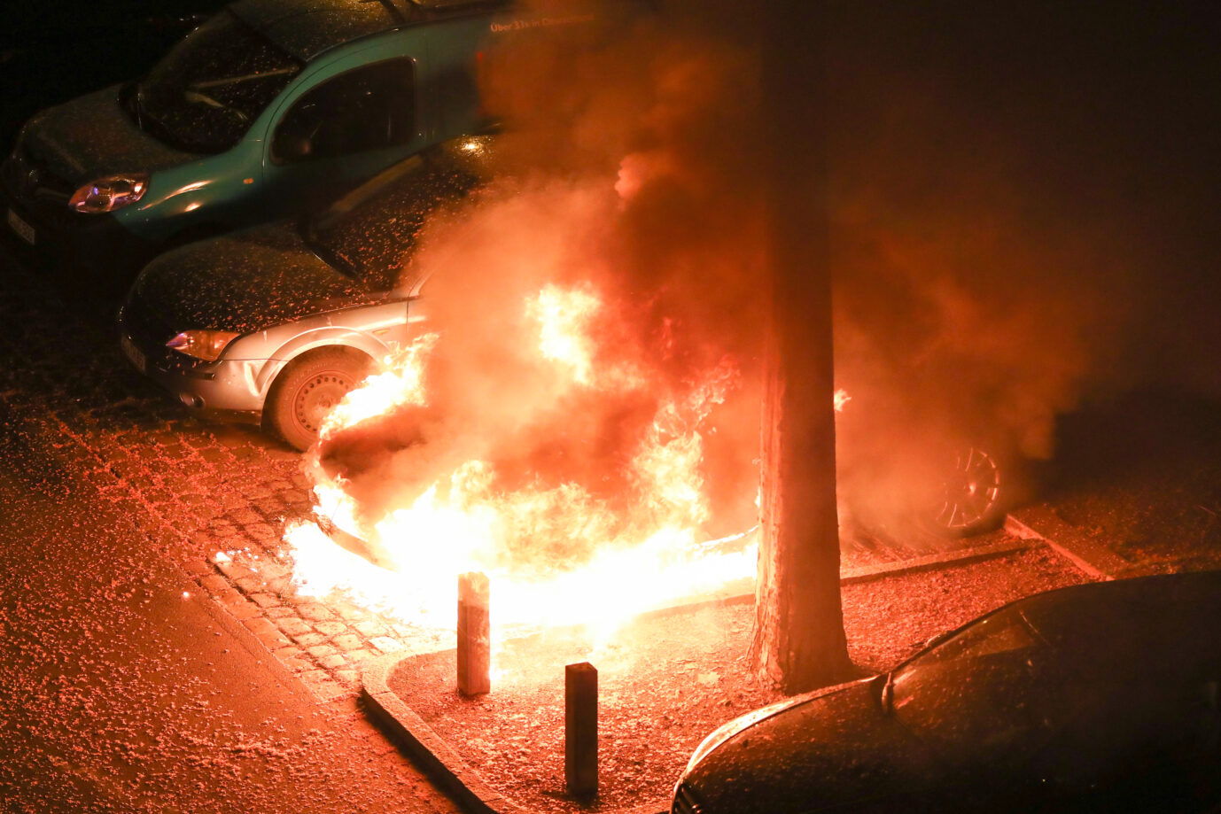 Ein Auto brennt in Leipzig (Archivbild): Besonders der Stadtteil Connewitz ist ein Hotspot von Linksextremismus