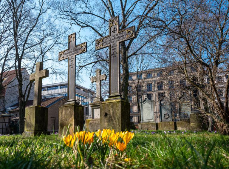 Der historische Garnisonsfriedhof in Berlin: Linksextremisten störten sich am Volkstrauertag und dem Afrikastein