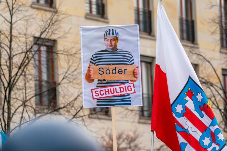 Auf Corona-Demos gehörte Bayerns Ministerpräsident Markus Söder als Lockdown-Hardliner zu den Feindbildern. Foto: picture alliance / Sulupress.de | Vladimir Menck