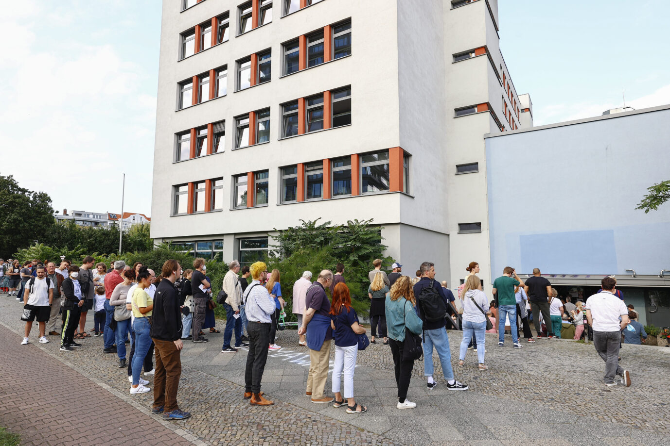 Warteschlange vor einem Wahllokal in Berlin während der Bundestagswahl. Nun wird über ein e Neuwahl entschieden.
