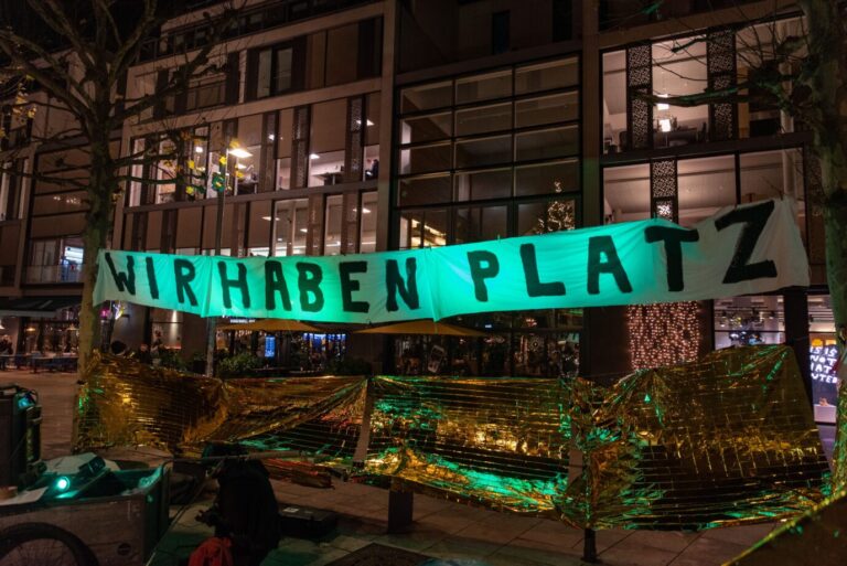 "Wir haben Platz": Kundgebung für mehr Migranten im selbsternannten "sicheren Hafen" Oldenburg. Foto: picture alliance / Eibner-Pressefoto | Eibner/Fabian Steffens