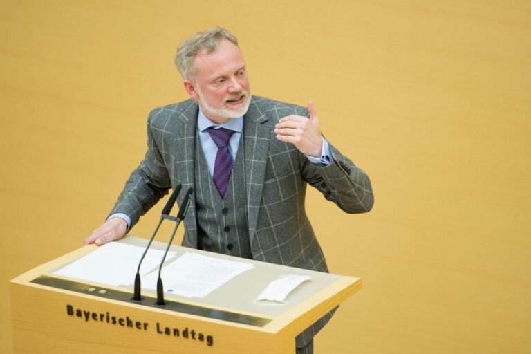 Räume durchsucht: Der bayerische AfD-Fraktionsvorsitzende Ulrich Singer bei einer Rede im Bayerischen Landtag.