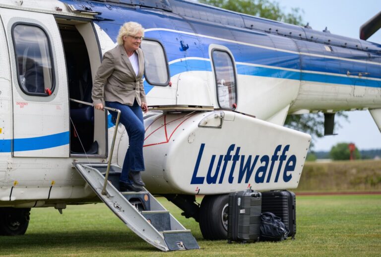 Verteidgungsministerin Christine Lambrecht verlässt einen Bundeswehr-Hubschrauber.