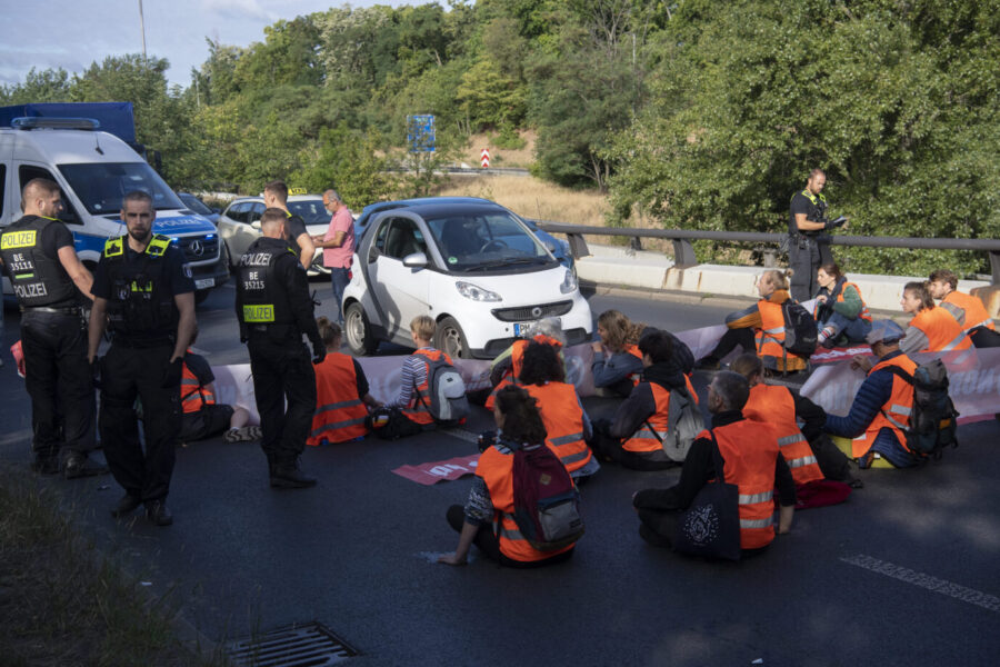 Klima-Kleber der "Letzten Generation"blockieren eine Stadtautobahn-Abfahrt in Berlin. Jetzt kommt raus, sie werden dafür bezahlt.