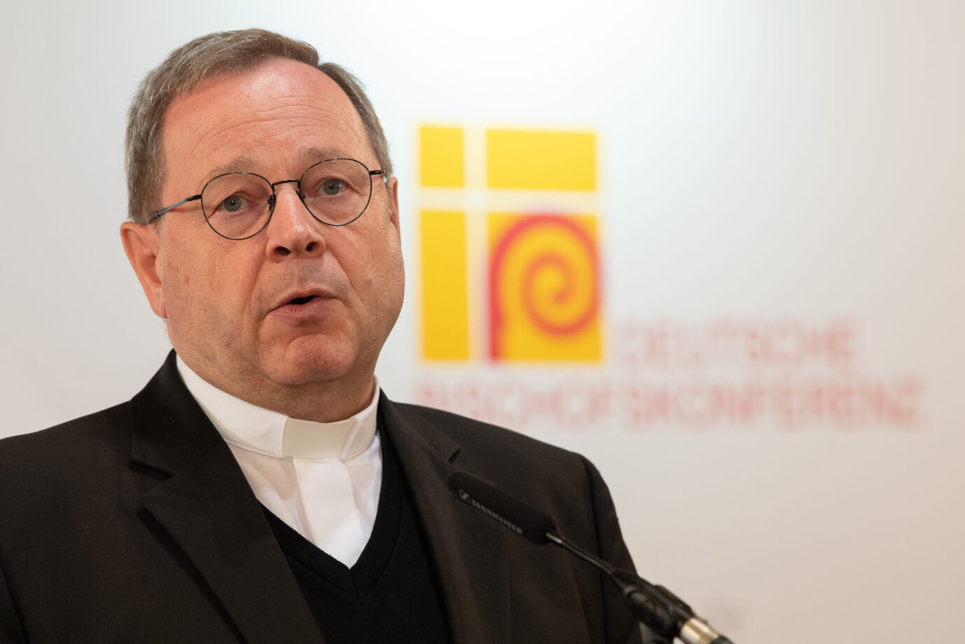 Georg Bätzing von der Deutschen Bischofskonferenz trägt ein dunkles Gewand. Er ist besorgt über die vielen Kirchen-Austritte.