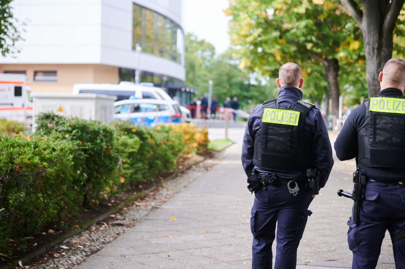 Polizisten in Berlin (Archivbild): Sie durchsuchten neun Wohnungen wegen des Verdachts auf „Haßkriminalität“