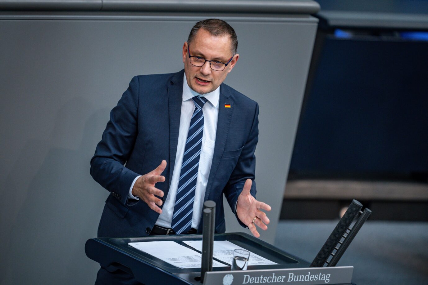 Tino Chrupalla, AfD-Bundesvorsitzender und Fraktionsvorsitzender der AfD, spricht im Bundestags in der aktuellen Stunde zu Stromausfällen.