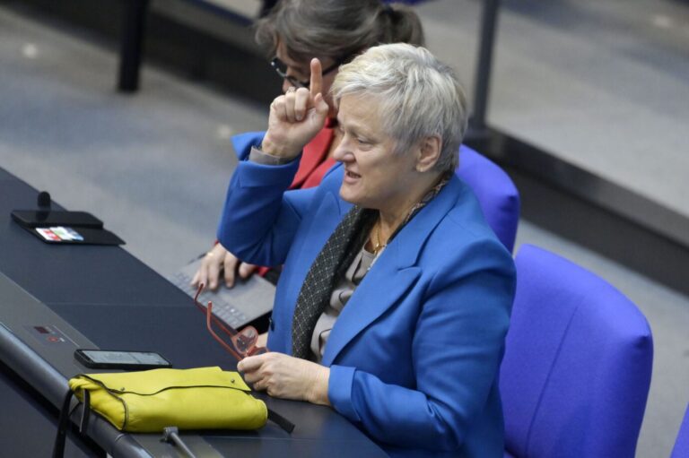 Frieren für den Frieden? Grünen-Politikerin Renate Künast klagt öffentlich, daß´sie angeblich im Bundestag frieren muß.