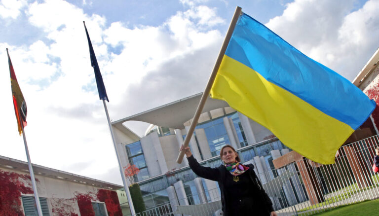 Grundsicherung: Ukrainer demonstrieren im Oktober vor dem Bundeskanzleramt für mehr deutsche Waffen für die Ukraine.