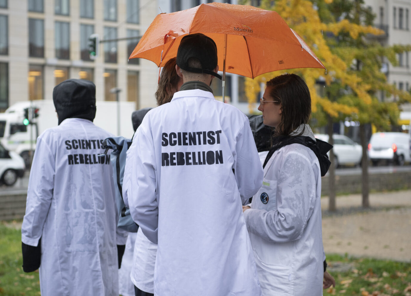 Mitglieder von "Scientist Rebellion Germany" sitzen nach ihrer Klima-Kleber-Aktion in München in Gewahrsam (Symbolbild)