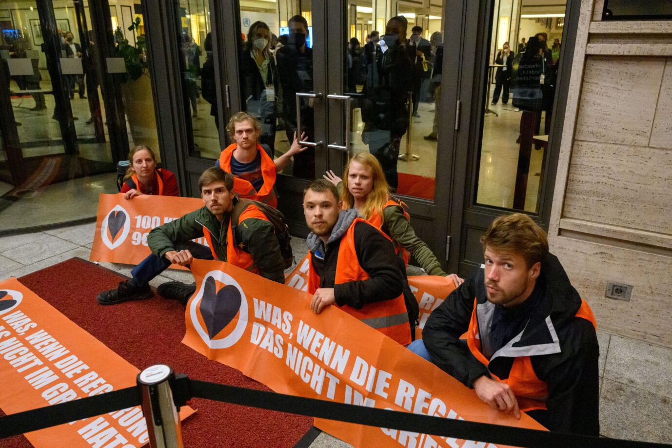 Klima-Demonstranten vom Aufstand der Letzten Generation blockieren gemeinsam mit Scientist Rebellion den Einganz zum World Health Summit in Berlin. Berlin, 16.10.22