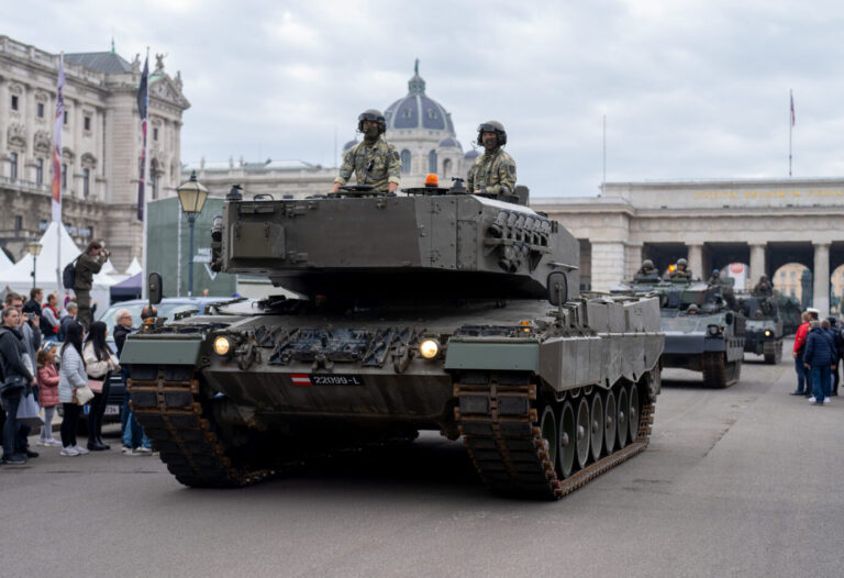 Panzer des Bundesheers am Wiener Heldenplatz: Österreich könnte sich kaum noch verteidigen