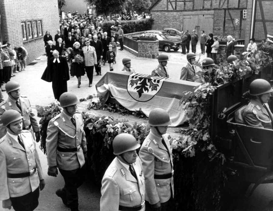 Soldaten der Bundeswehr geben Erich von Manstein das letzte Geleit 