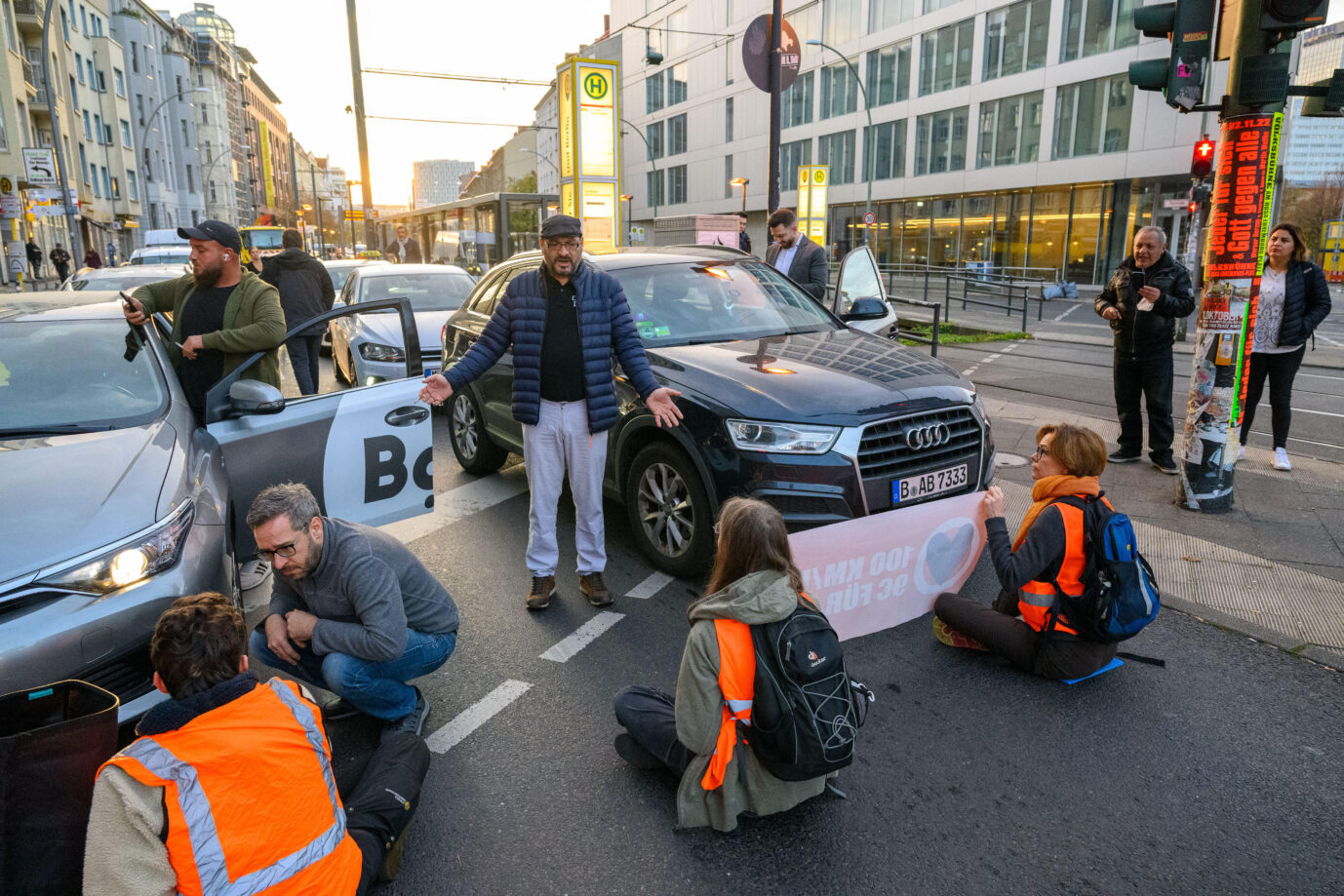 Straßenblockade in Berlin. Das ist Terror.