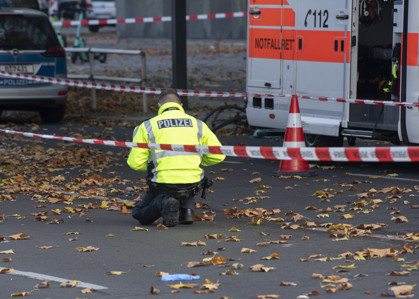 Ein Polizist am Unfallort in Berlin: Rettungskräfte gelangten wegen einer Blockade der Klimagruppe „Letzte Generation“ erst verspätet zu einer schwerverletzten Radfahrerin