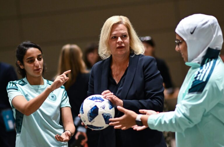 Einwanderer Zahlen gefälscht? Innenministerin Nancy Faeser (SPD) weilt derzeit in Katar und posiert mit muslimischen Fußballerinnen.