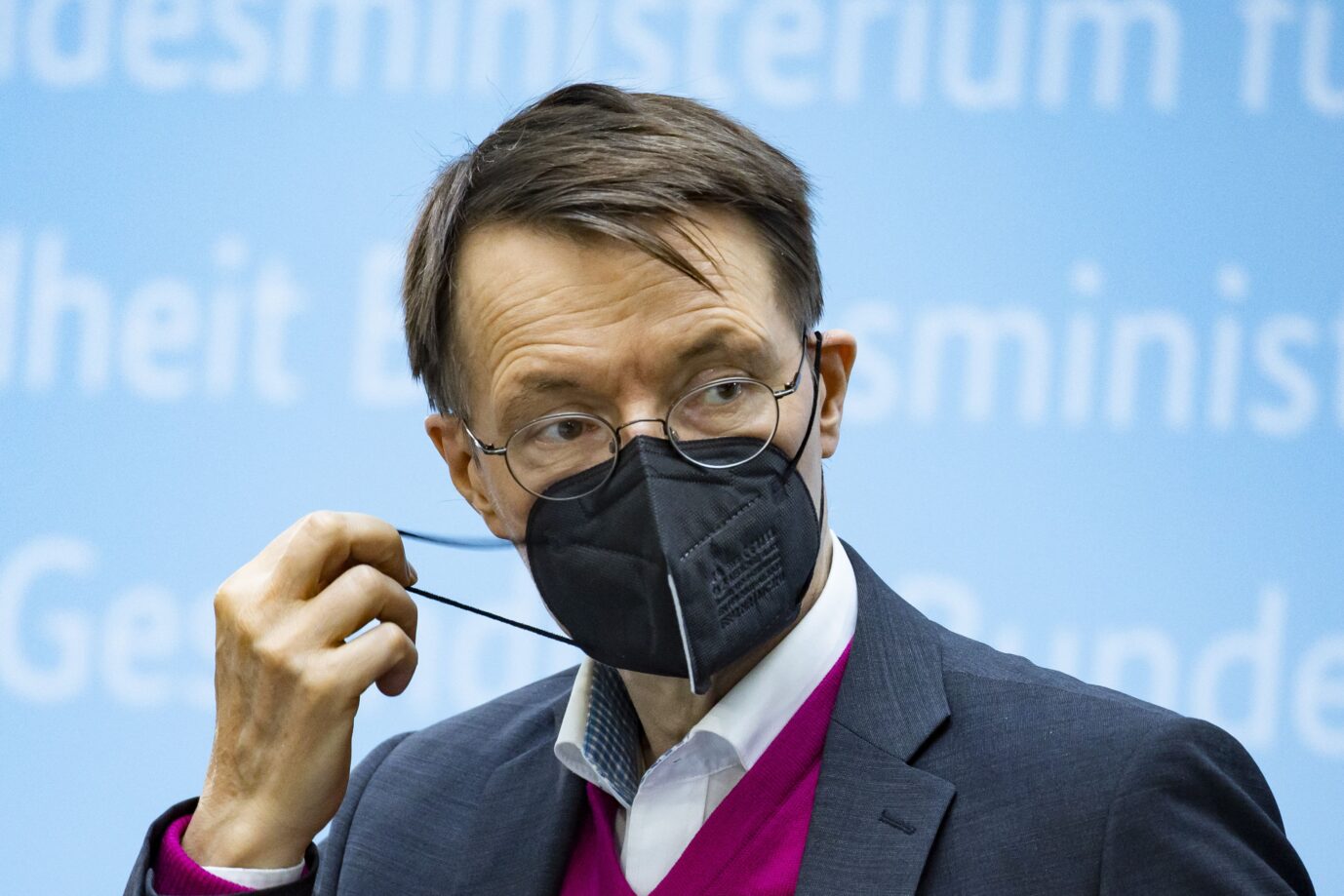 Karl Lauterbach während einer Pressekonferenz im Gesundheitsministerium. Kritik an Impfkampagne