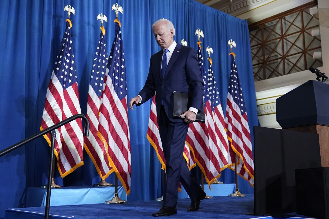 Joe Biden verläßt die Bühne kurz vor den Zwischenwahlen