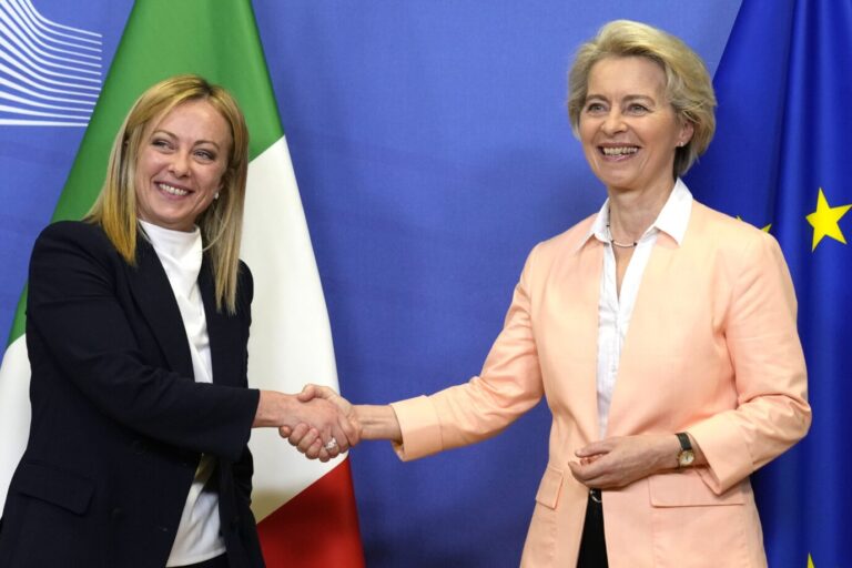 Freundlicher Empfang trotzStreitthema Migration: Italiens Ministerpräsidentin Giorgia Meloni bei ihrem Antrittsbesuch mit EU-Kommissionspräsidentin Ursula von der Leyen.