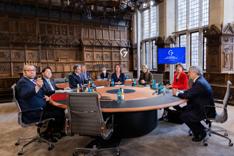 Die Außenminister der G7-Staaten sitzen am Tisch im Rathaus von Münster.