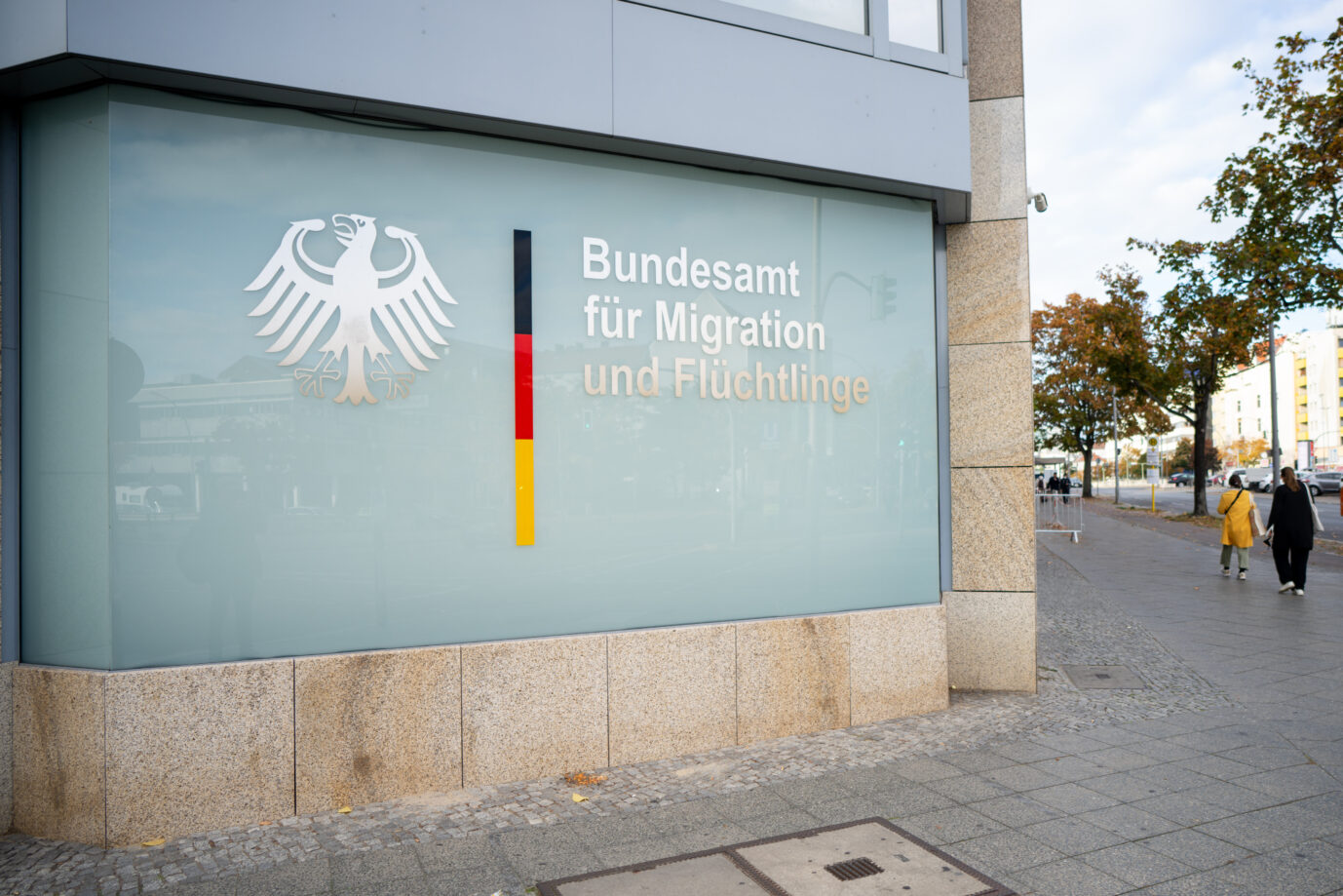 Bundesam für Migration und Flüchtlinge (BAMF) in Berlin; Bundesadler, Glasschild, 26. November 2022