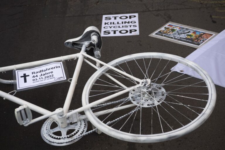 Letzte Generation: Mahnwache für die getötete Radfahrerin mit einem "Geister-Fahrrad" in Berlin.