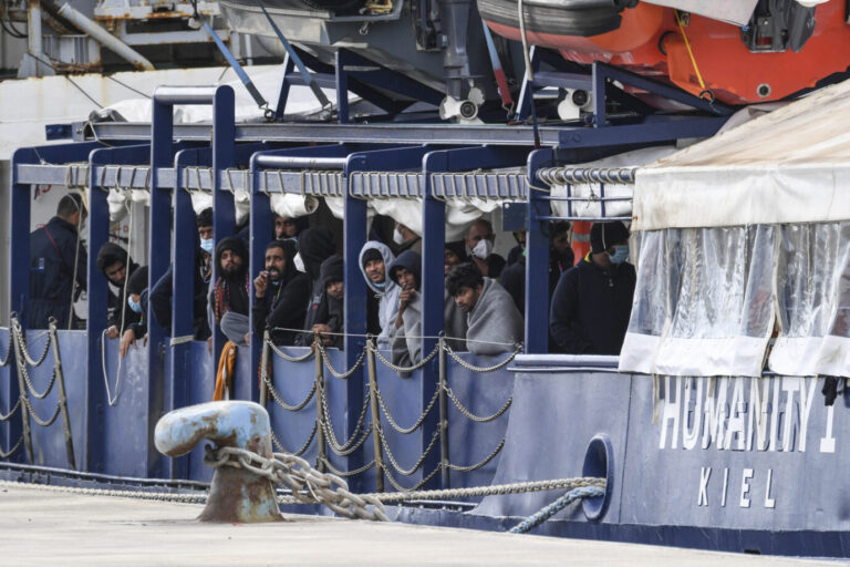 Migranten an Bord der „Humanity 1“ in Italien: Das Flüchtlingsrettungsschiff segelt unter deutscher Flagge