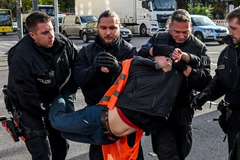 Linksextremismus: Polizisten tragen gestern einen Blockierer der Organisation "Letzte Generation" von einer Straße in Berlin.