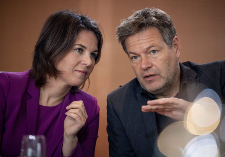 Immer unbeliebter: Die Grünen-Minister Annalena Baerbock und Robert Habeck bei einer Kabinettssitzung im November.