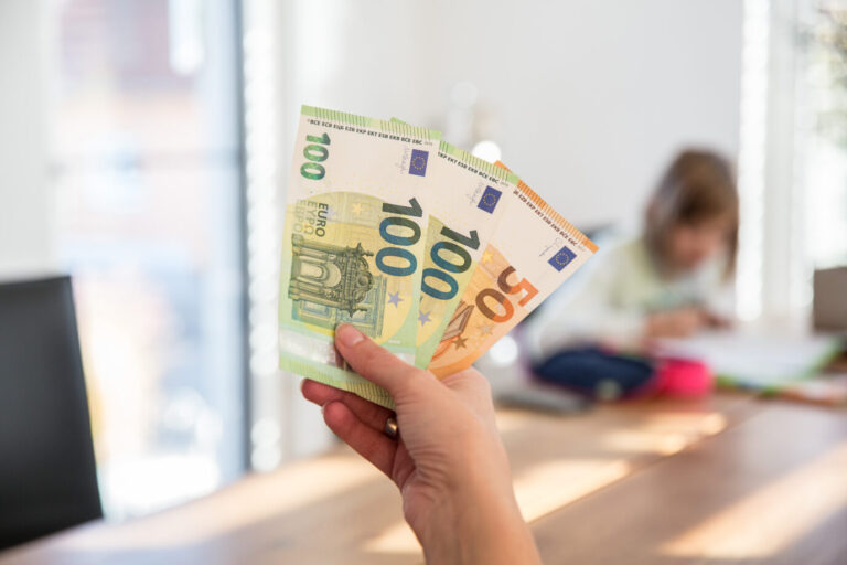 Kindergeld: Ab dem 1. Januar 2023 steigt der Betrag pro Kind auf 250 Euro