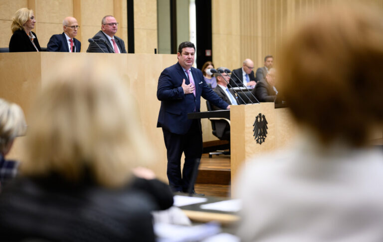 Bundesarbeitsminister Hubertus Heil (in der Mitten, am Mikrofon) spricht vor dem Bundesrat über das geplante Bürgergeld