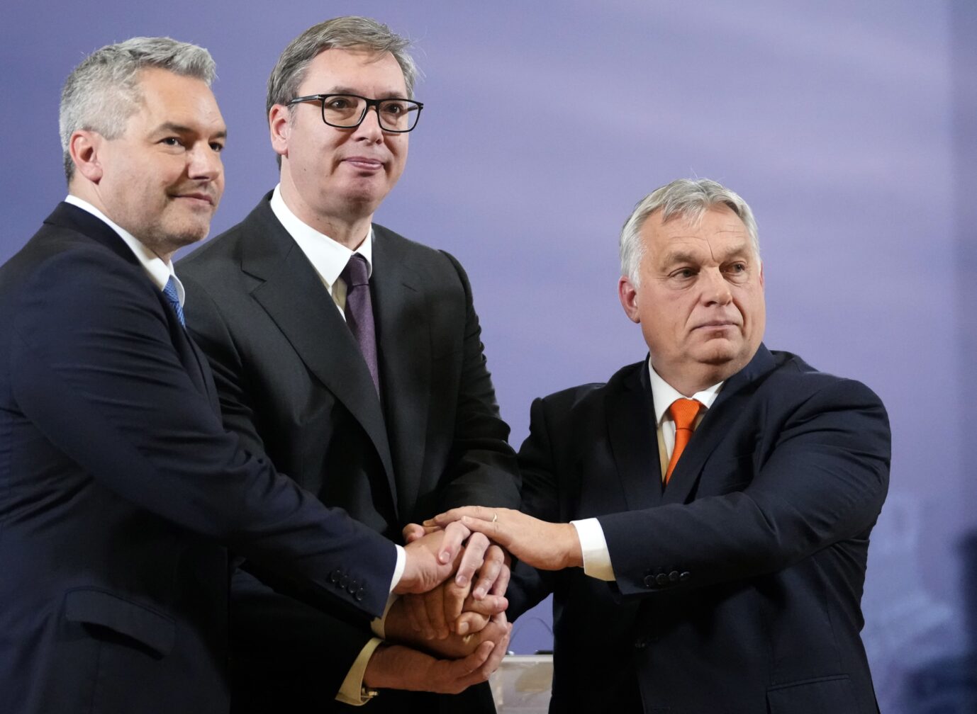 Anti-Migrationspakt:: Österreichs Kanzler Karl Nehammer, der serbische Präsident Aleksandar Vucic und der ungarische Ministerpräsident Viktor Orbán (v.l.n.r.) reichen sich die Hände.