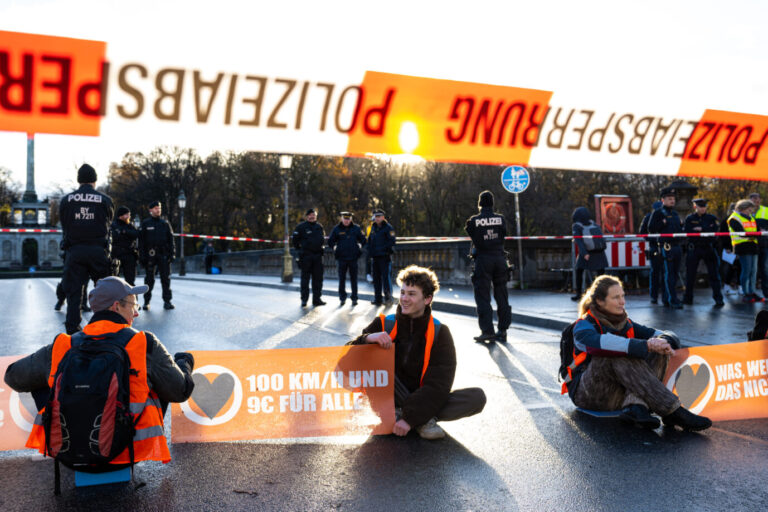 Anhänger der „Letzten Generation“ blockieren den Verkehr: Die Polizeiewerkschaft will gegen die Klima-Kleber vorgehen