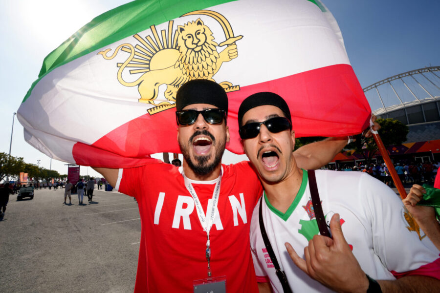 WM in Katar: Auch andere Zuschauer zeigten die frühere iranische Fahne. Foto: picture alliance / empics | Nick Potts