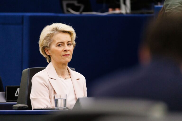 Ursula von der Leyen (CDU), Präsidentin der Europäischen Kommission sitzt während der Feierlichkeiten zum 70-jährigen Bestehen im Gebäude des Europäischen Parlaments. Das Europäische Parlament feiert mit einem Festakt 70 Jahre gelebte Demokratie. Auch Abgeordnete aus Ungarn nahmen teil.