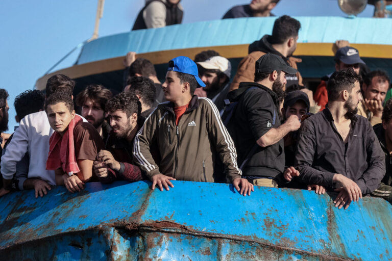 Migranten auf einem Flüchtlingsboot: Die italienische Ministerpräsidentin Giorgia Meloni hat Schleppern auf dem Mittelmeer den Kampf angesagt – Berlin stellt sich quer